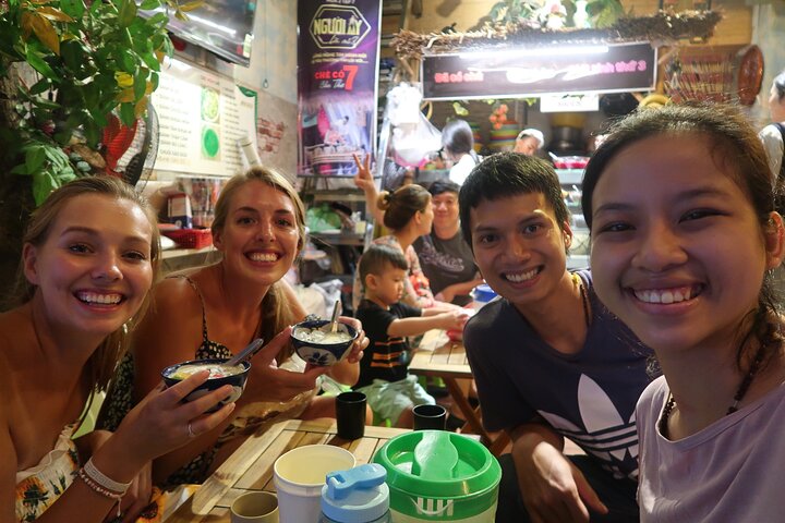 Small group sharing dessert at a casual street-food stall